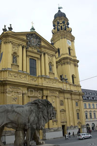Stürzende Linien bei der Fotografie einer Kirche in München
